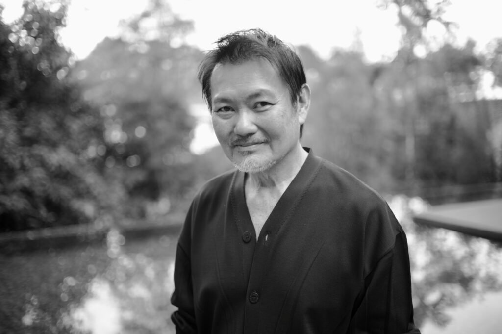 手起剪落：发型师黄传兴